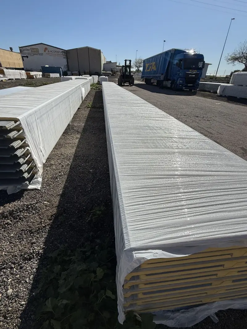 Stock de paneles sándwich embalados listos para entrega