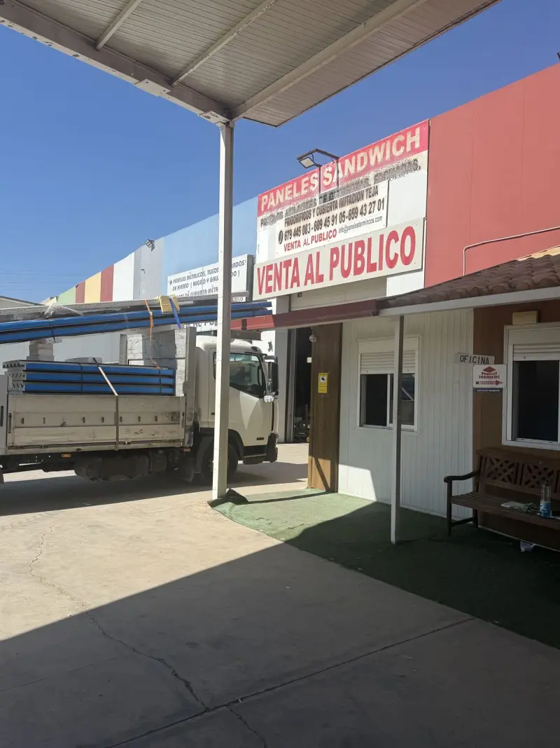 Fachada del almacén de Paneles Térmicos en Valencia