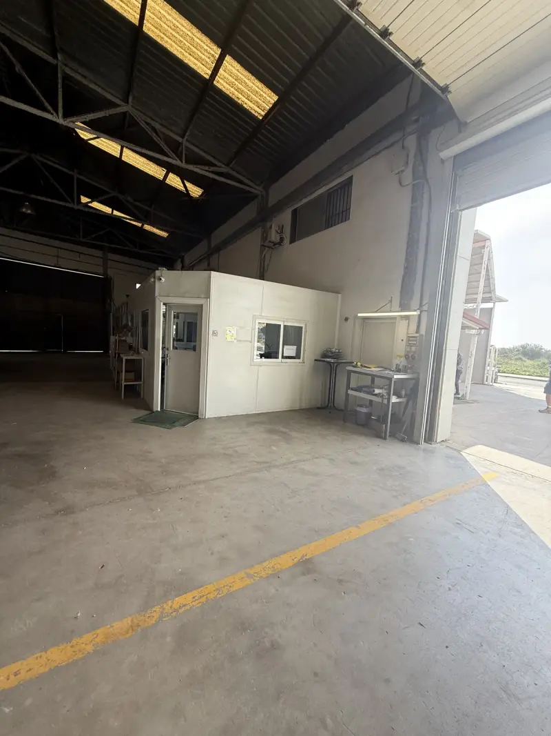 Oficina dentro de la nave industrial de Paneles Térmicos