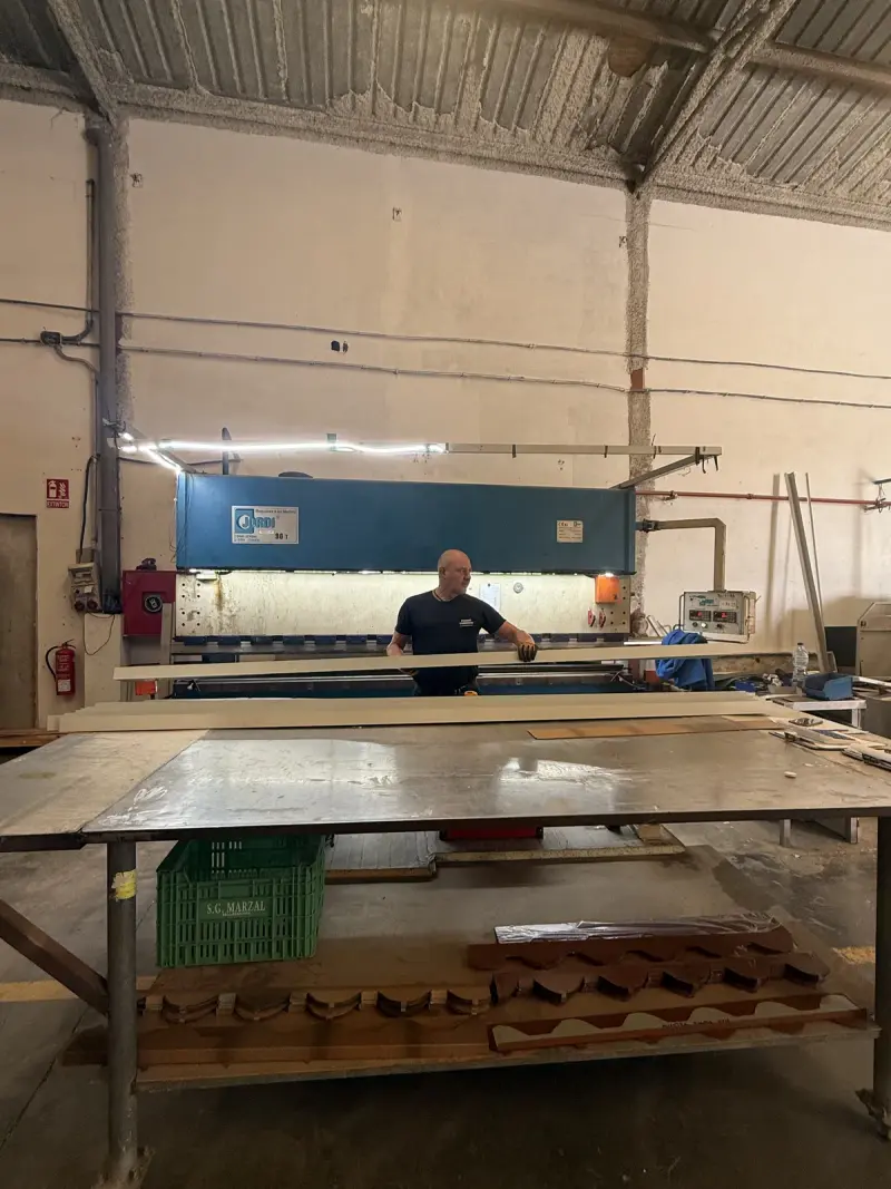 Operario fabricando remates en el taller